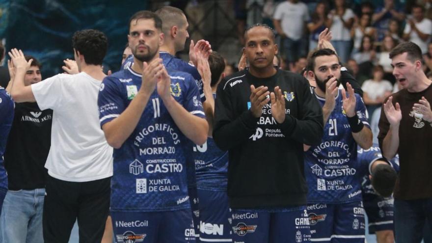 Rubén Río aplaude a la grada tras un partido con el Frigorícos do Morrazo.