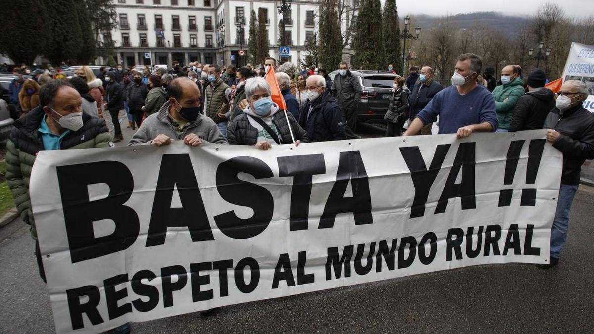 Protesta en Oviedo contra la protección del lobo. | Á. G.