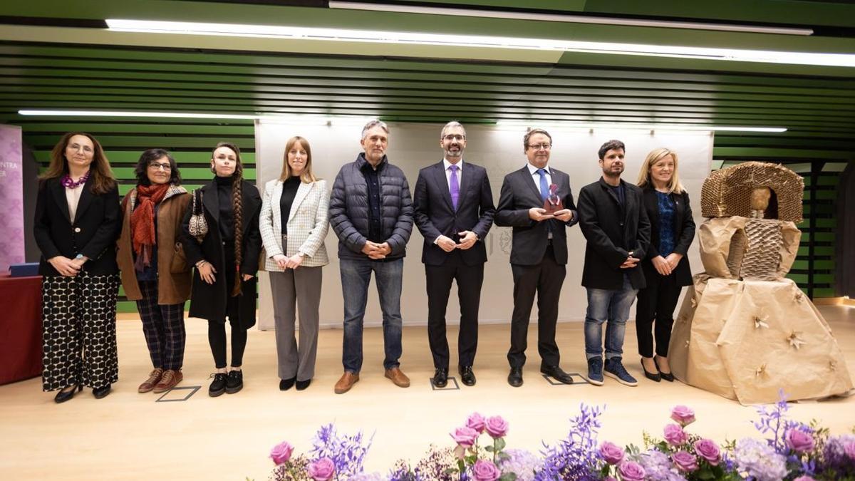 Francisco Lucas, junto al los galardonados en los Premios Meninas 2025