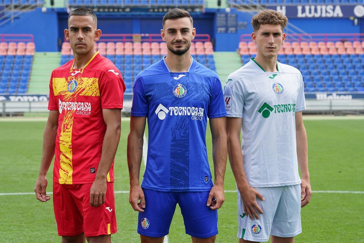 Juan Iglesias, Ángel Algobia y Santi García en la presentación de las equipaciones del Getafe.