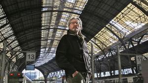 El escultor Jordi Díez, en la estación de França.