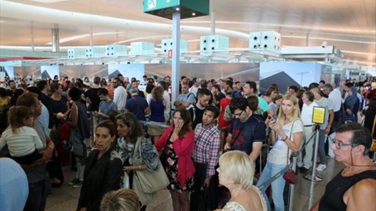Pasajeros del aeropuerto de El Prat en la operación salida de verano.