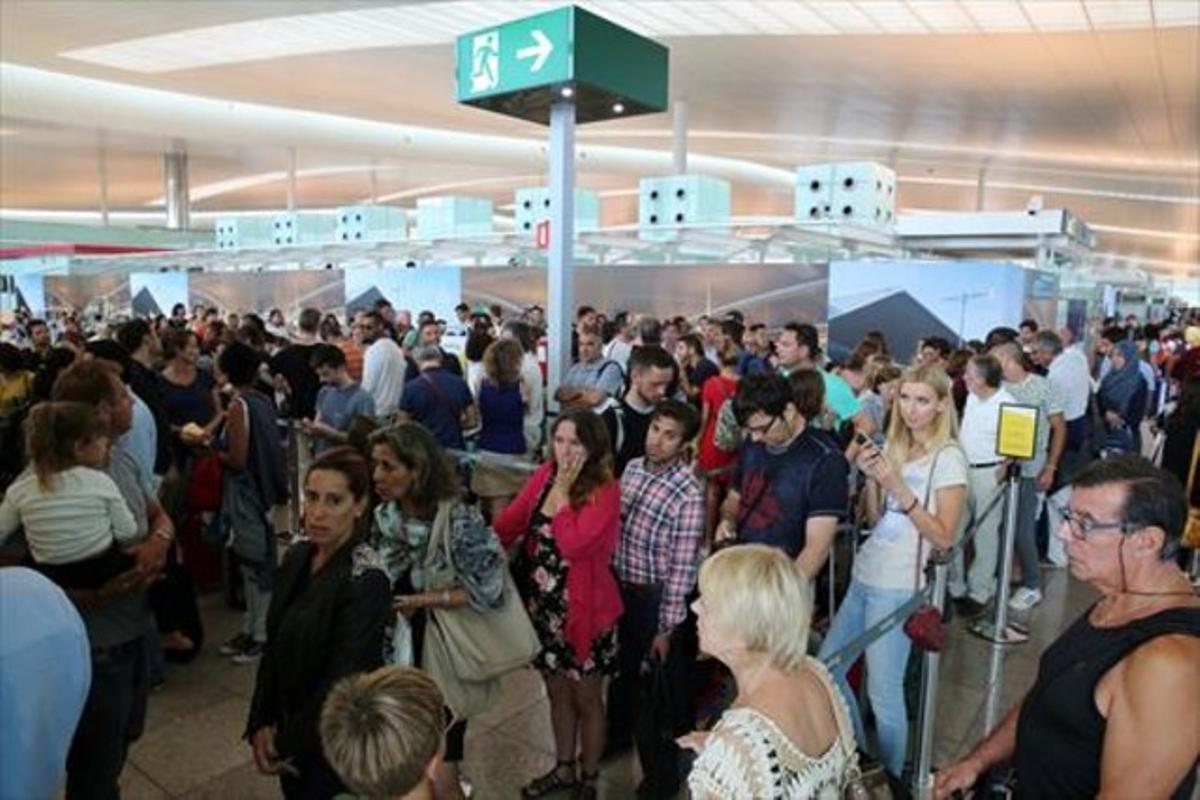 Passatgers de l’aeroport del Prat en l’operació sortida de l’estiu.