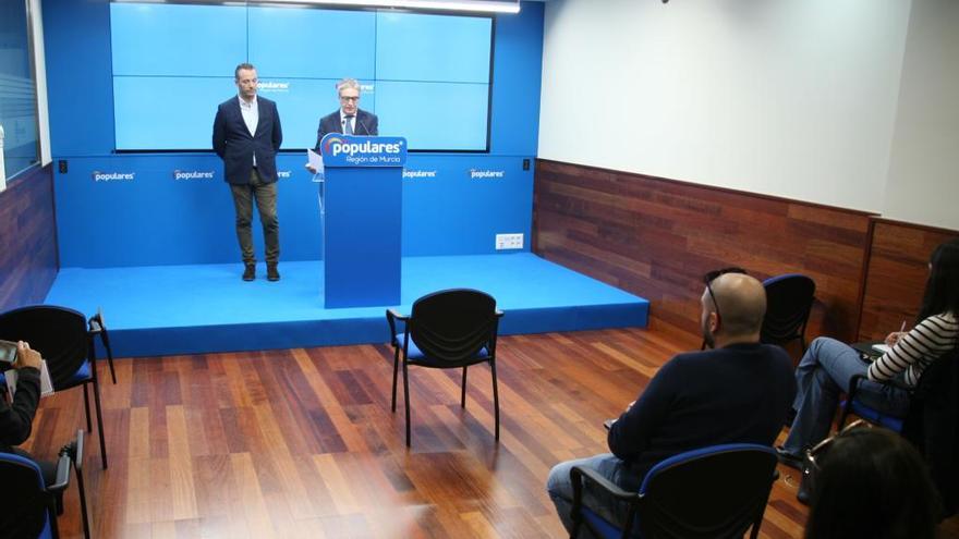 Foto de la rueda de prensa, con las sillas separadas a la distancia recomendada.