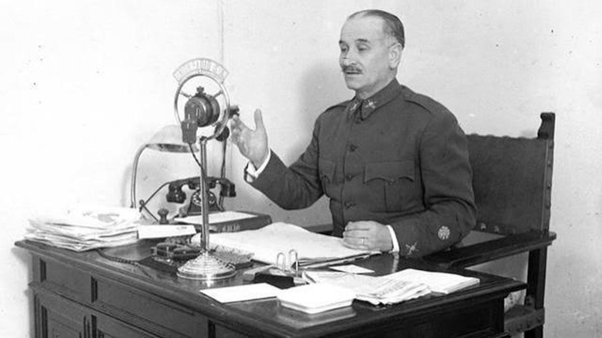 Queipo de Llano, durante una de sus intervenciones radiofónicas.