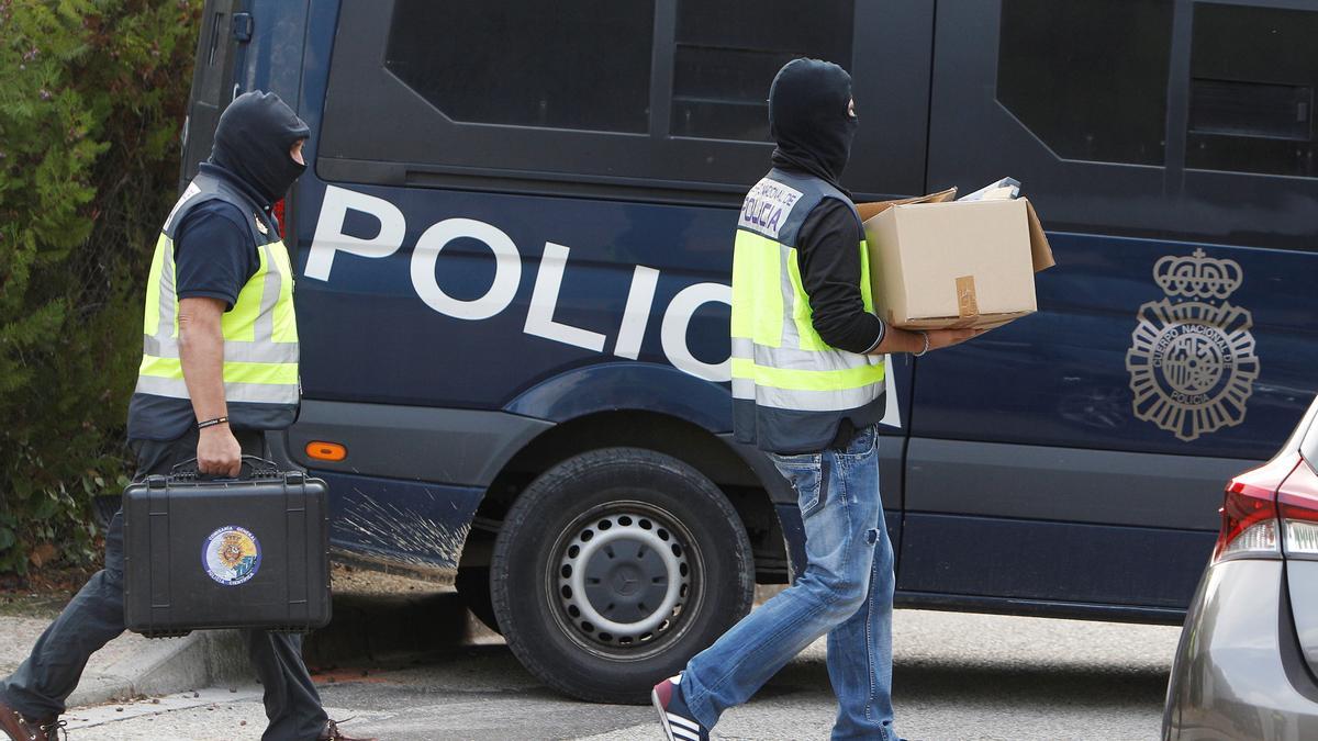 Agents de policia treuen caixes de l&#039;Ajuntament de Cornellà