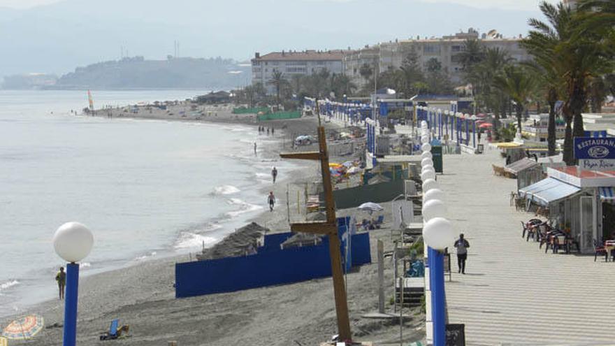 La playa de Ferrara requiere de una regeneración anual para mantener la línea de arena en el verano.