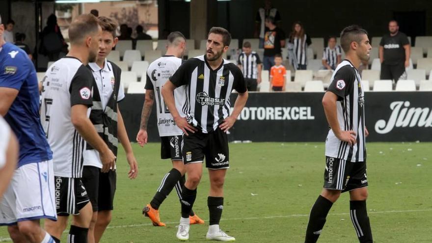 Gestos serios los que se les quedaron a los jugadores tras caer derrotados el domingo en casa.