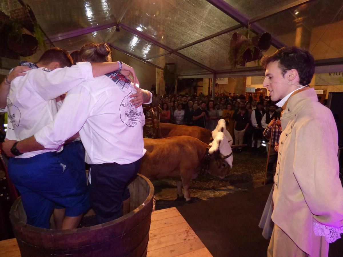 Los hermanos Chistian y Hugo Fernández y los integrantes de la peñaa «La Castaña» Ovidio Urí­a y José Antonio Díez, agarrados por los hombros pisan los racimos de albarí­n blanco y carrasquín, ante la atenta mirada del actor que representó en la ceremonia al séptimo conde de Toreno, José Marí­a Queipo de Llano, en 2024