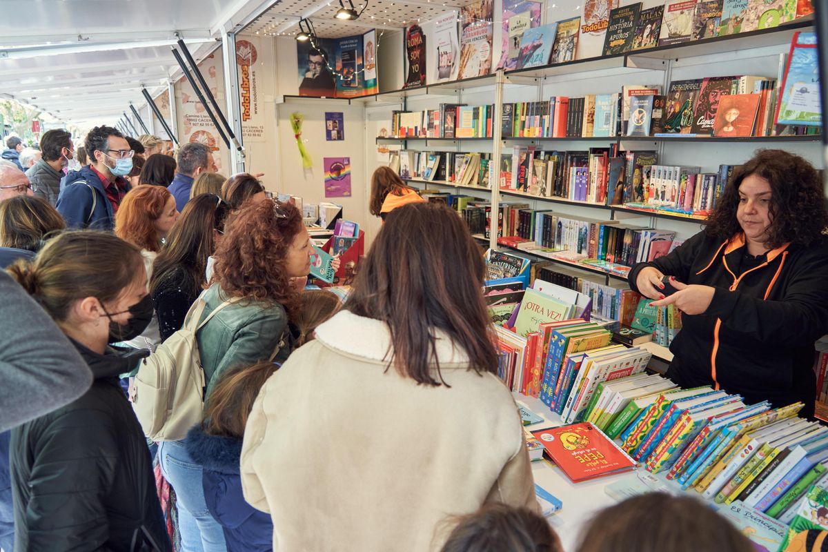 Cacereños comprando libros en la caseta de Todolibros, este sábado.