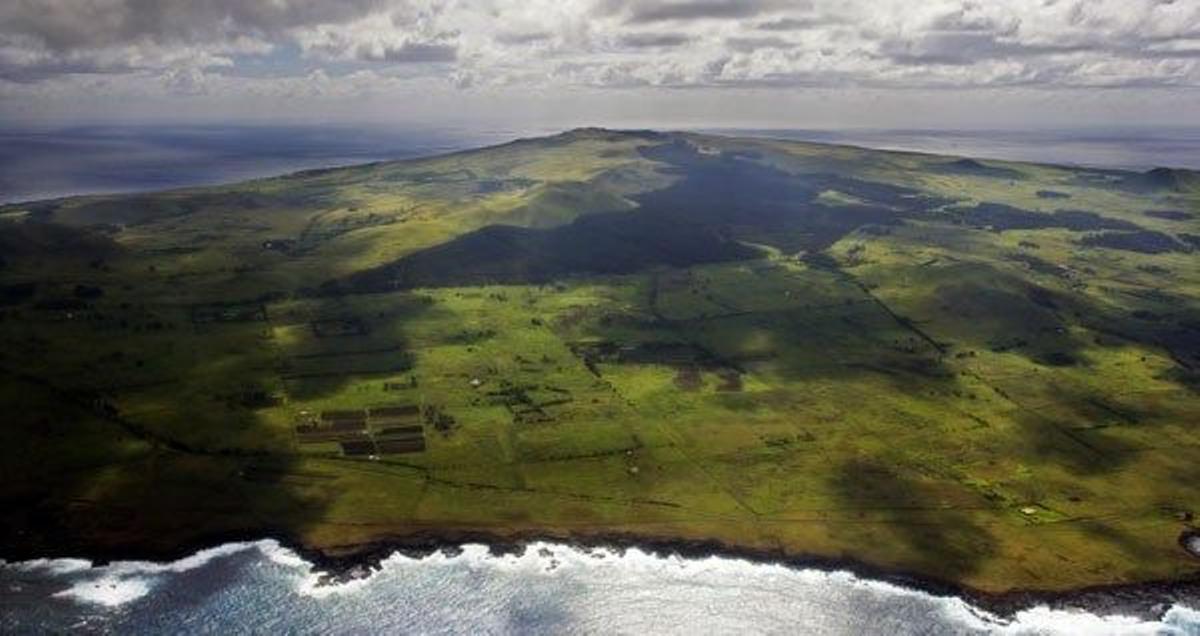 La  Isla de Pascua es denominada por sus habitantes como &quot;Te pito o te henua&quot;, &quot;el ombligo de