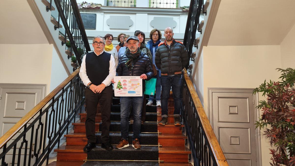 Aníbal Vázquez y Roberto Ardura, en primer término, junto con los miembros de &quot;Ye Mieres&quot; y de la Corporación.