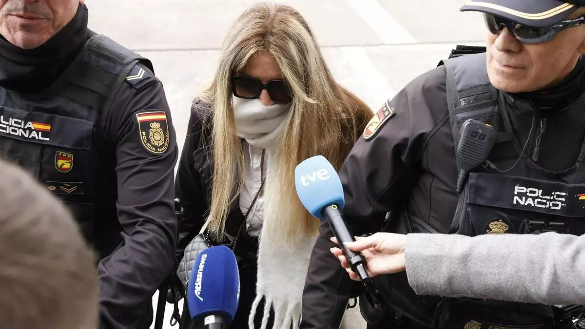 En taxi, escoltada y tapada con una bufanda: así ha llegado Claudia Montes para declarar por el caso Koldo en Gijón