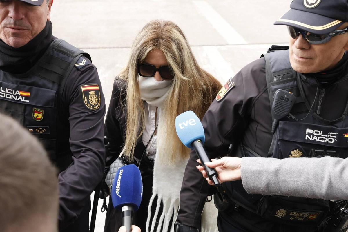 En taxi, escoltada y tapada con una bufanda: así ha llegado Claudia Montes para declarar por el caso Koldo en Gijón