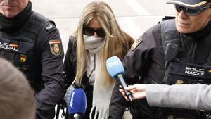 En taxi, escoltada y tapada con una bufanda: así ha llegado Claudia Montes para declarar por el caso Koldo en Gijón