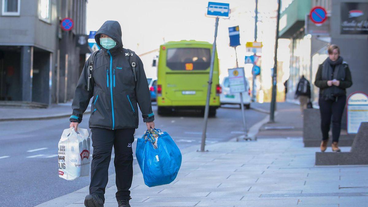 Un hombre por las calles de Noruega.