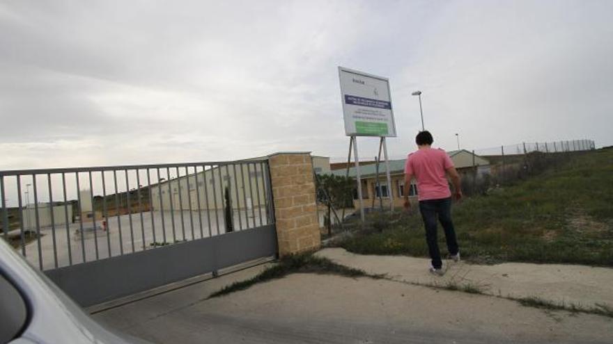 Acceso a la planta de tratamiento de residuos no peligrosos de Fresno de la Ribera.