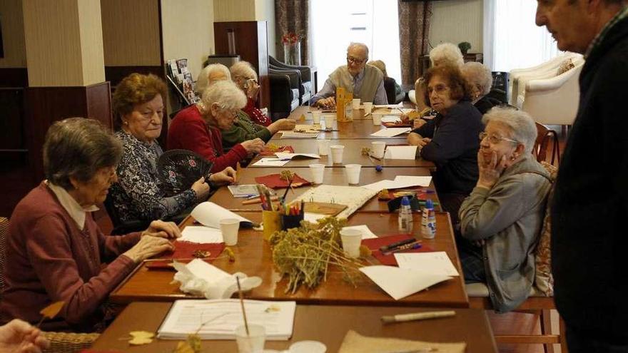 Un momento del taller en el centro de mayores de Sanitas en Vigo. // José Lores