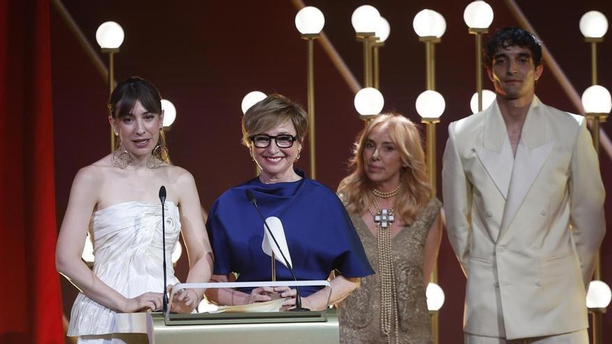 Isabel Sanchis triunfa en los Premios de la Academia de la Moda Española