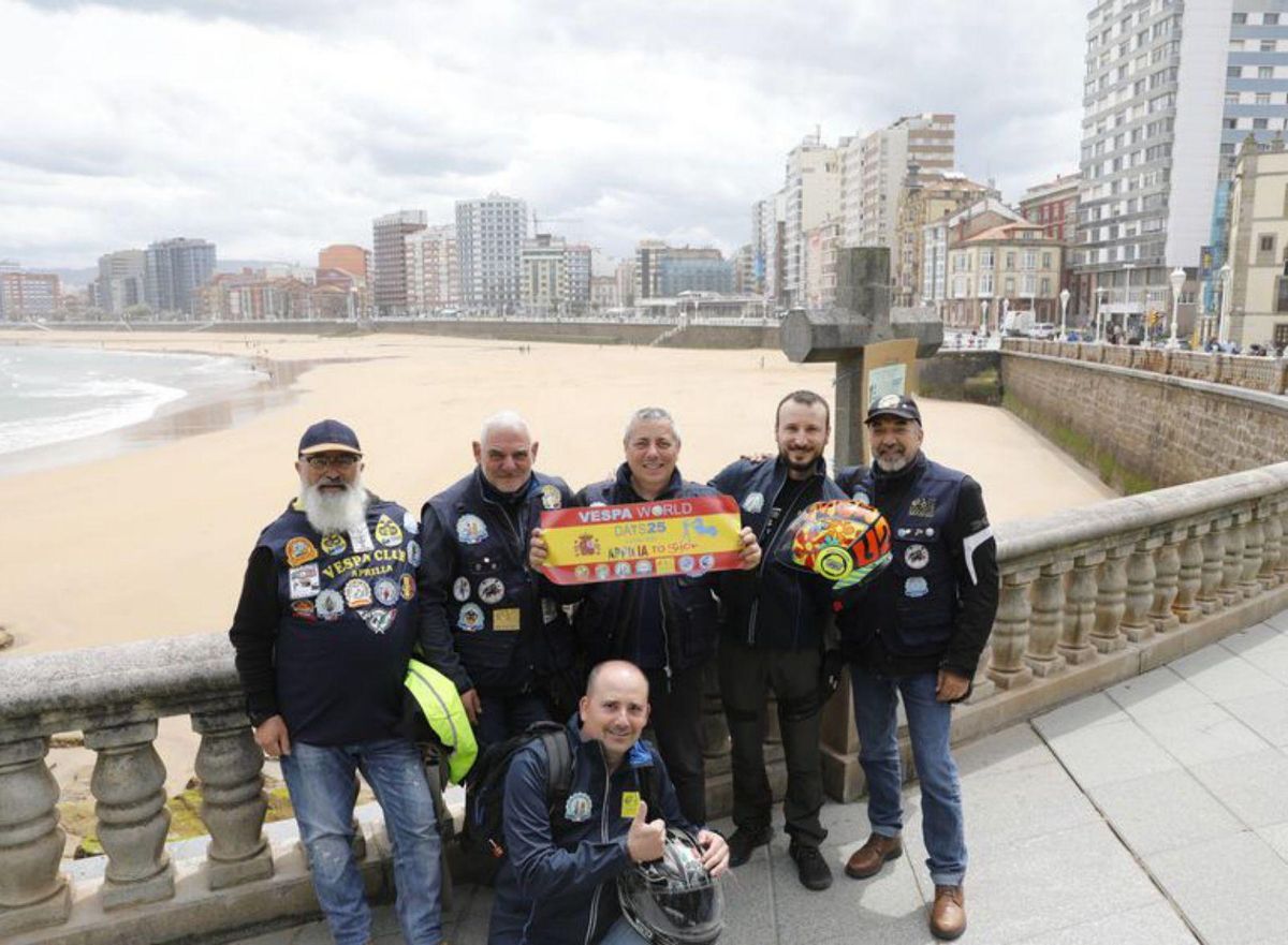 Por la izquierda, Antonio Oliveira, Markus Gerstenlauer, César Silva, Bernd Engelhardt y Bernardo Romero, ayer, inmortalizándose delante de las Las Letronas, en el puerto deportivo de Gijón. | O. L.