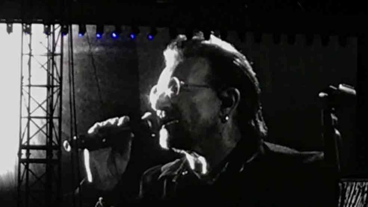 Bono, durante su actuación en el concierto de La Plata