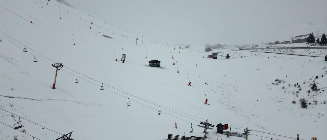 La estación de esquí de Candanchú, este martes cubierta por un abundante manto blanco de nieve.