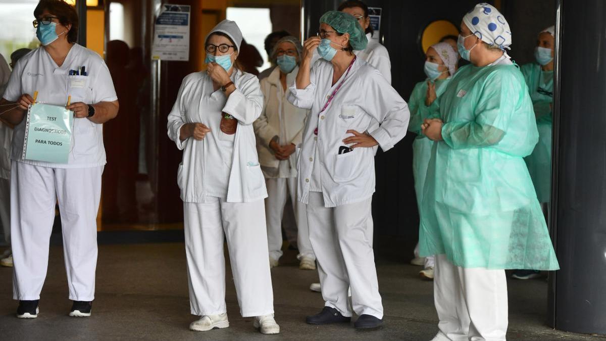 Concentración de personal sanitario en Pontevedra para reclamar más medios contra la pandemia. // Gustavo Santos