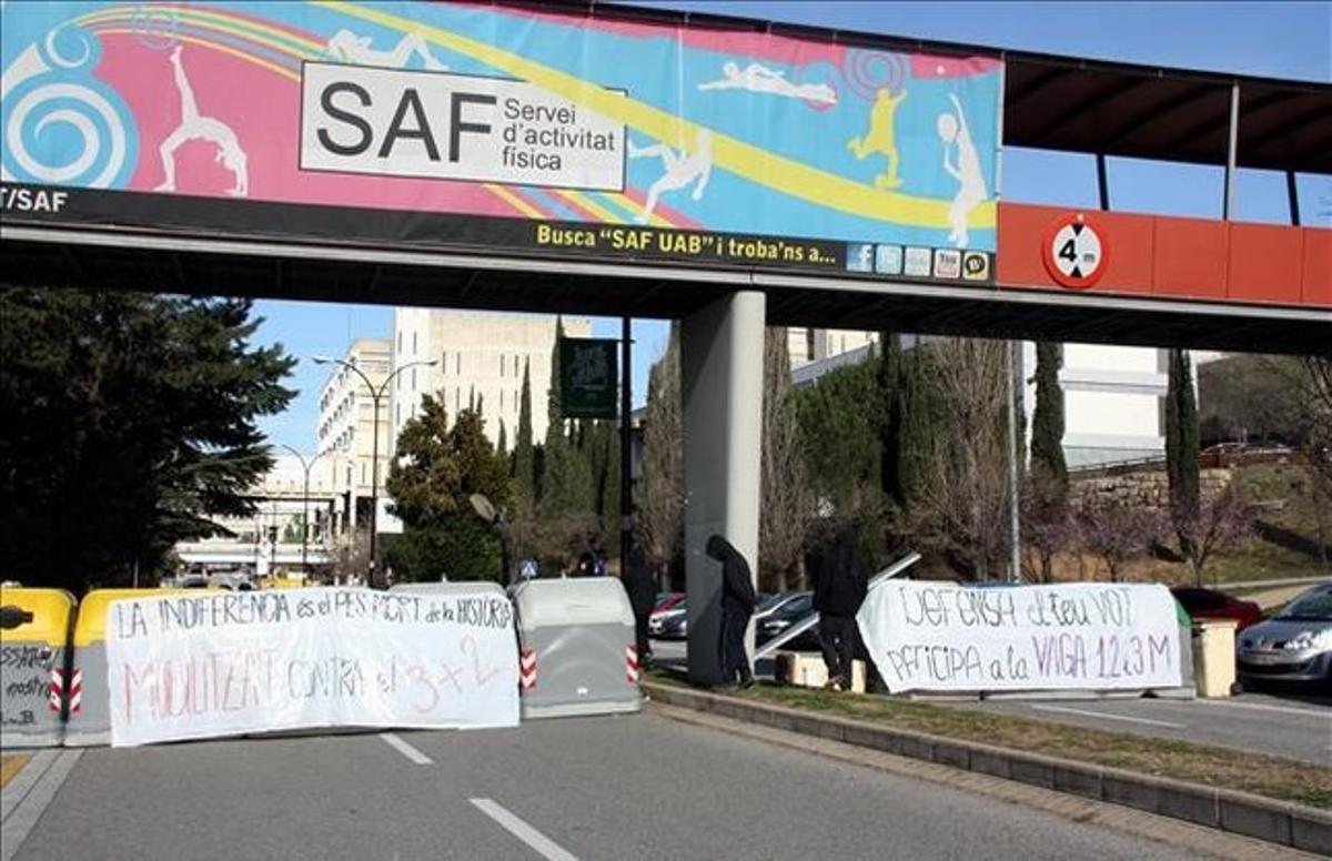 Una de las barricadas hechas contenedores para impedir el paso en la UAB. Una de las barricadas hechas contenedores para impedir el paso en la UAB.