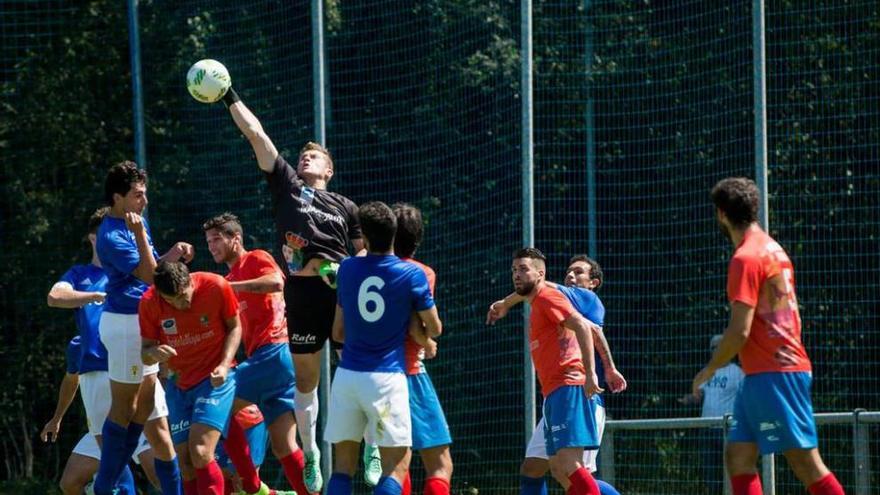 Diego Carrio despeja un balón en el Oviedo B-Colunga en El Requexón.