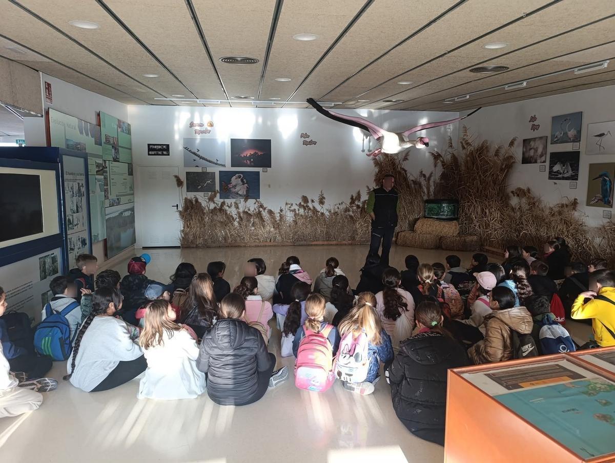 Una de las visitas escolares al centro de interpretación sin luz.
