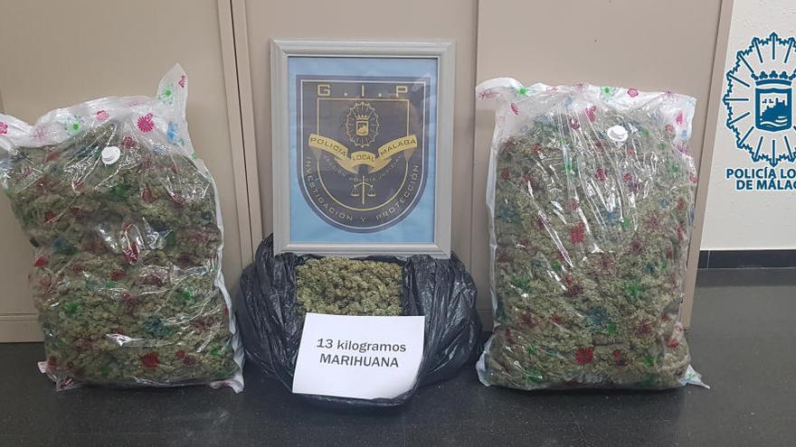 La marihuana intervenida por los policías locales.