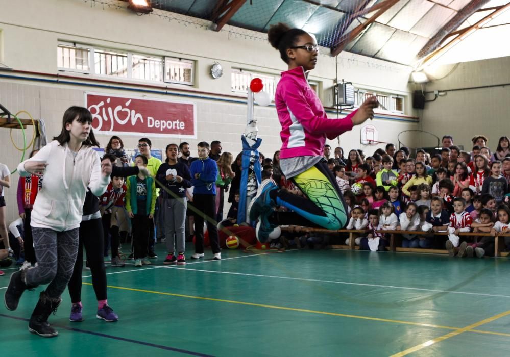 Visita de jugadores del Sporting al Colegio Miguel de Cervantes