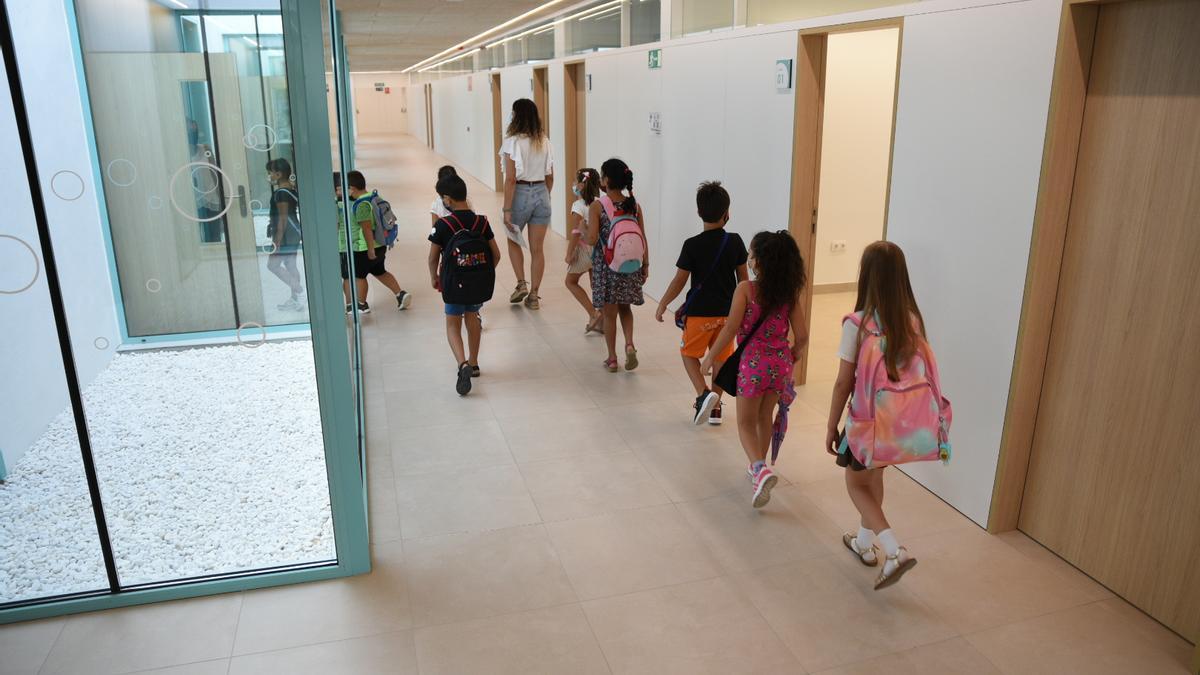 Archivo - Una profesora acompaña a alumnos de Educación Primaria a un aula del colegio Les Arts, de reciente construcción, durante el primer día del curso escolar 2021-2022 en la Comunidad Valenciana, a 8 de septiembre de 2021