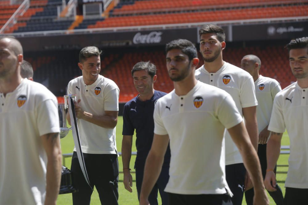 El rey Felipe VI felicita a la plantilla del Valencia CF por conseguir la Copa