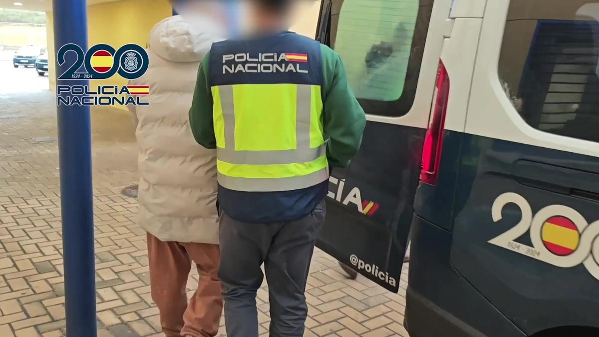 Momento en el que los agentes conducen al detenido a un furgón policial.