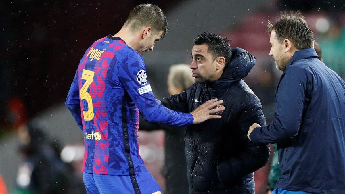 Gerard Piqué junto a Xavi Hernández en el partido ante el Benfica