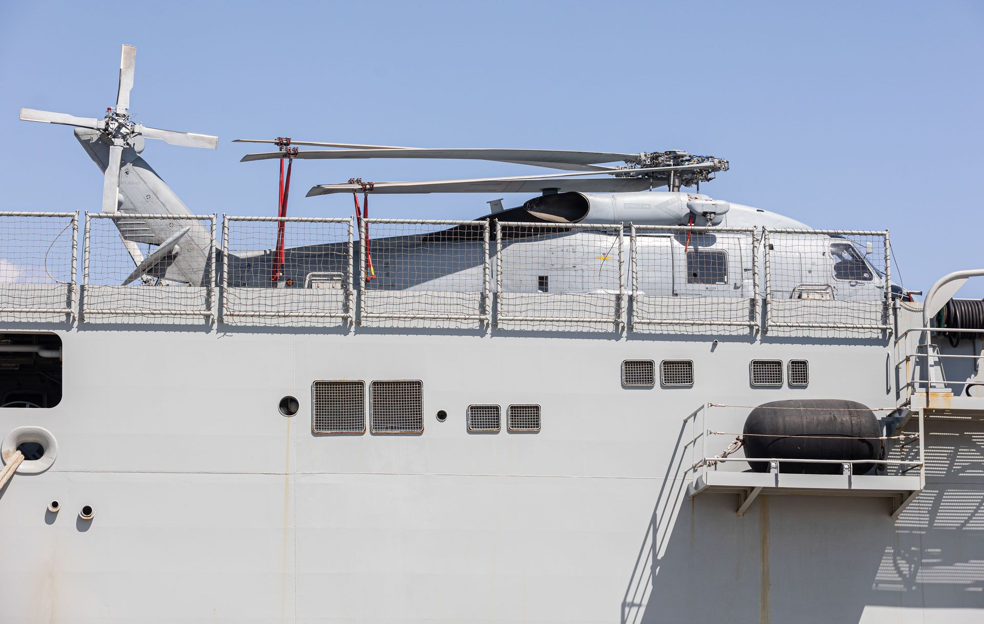 Colas para visitar el buque Castilla de la Armada Española