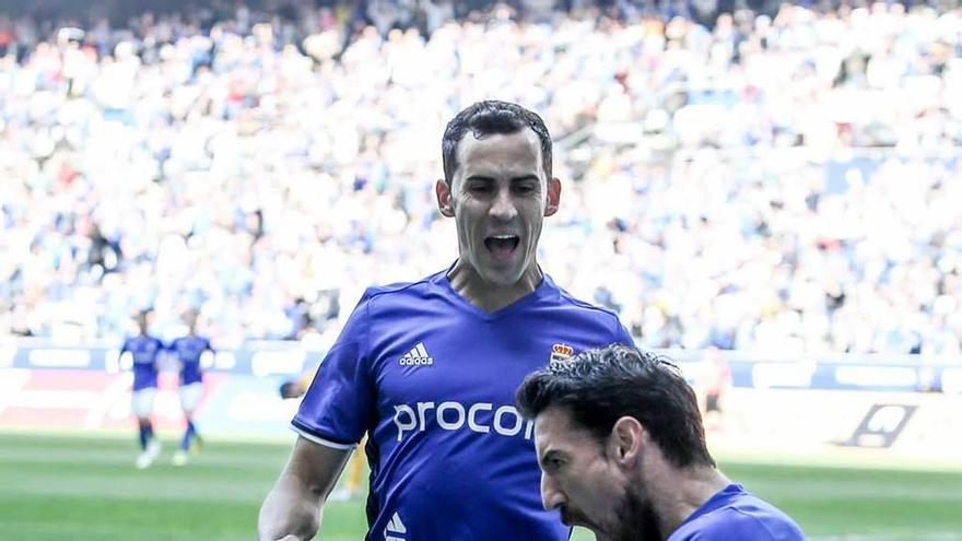 Toché celebra un gol ante el UCAM Murcia junto a Linares.