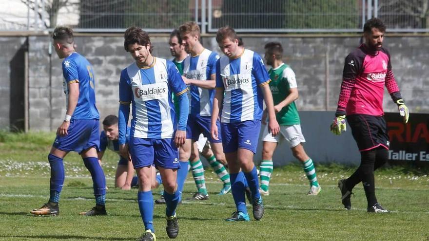 Los jugadores avilesinos, desolados tras un gol del Llanes el pasado domingo.