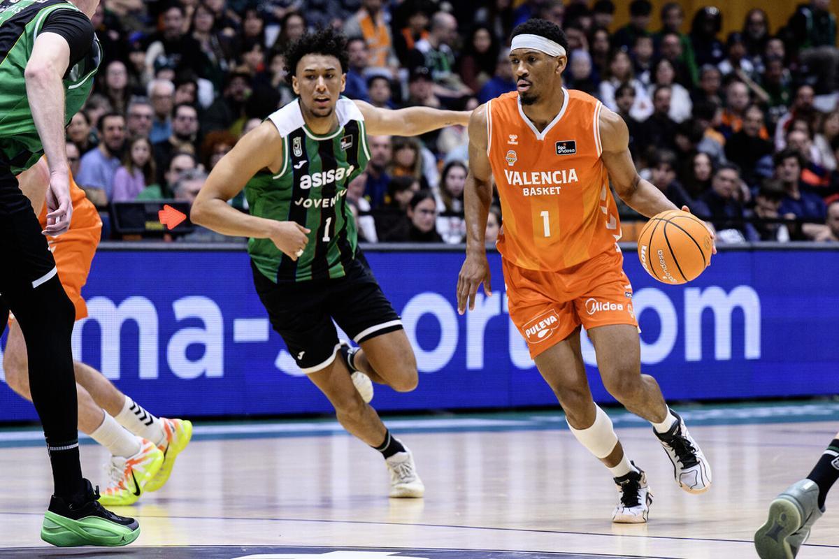 Kameron Taylor y Yannick Kraag, en el Joventut - Valencia Basket de esta temporada en Badalona.