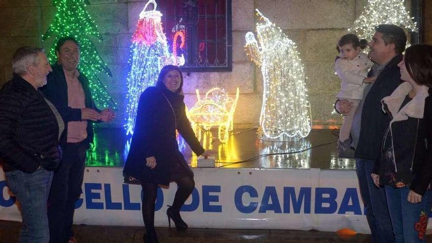 La alcaldesa Fátima Abal presiona el pulsador que simbolizó el arranque de las fiestas. // Noé Parga