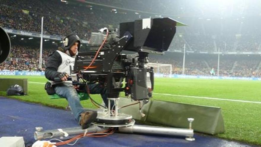 Un cámara de televisión, en el Nou Camp.