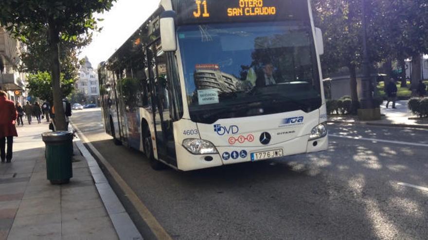 La huelga de autobuses llena las marquesinas de Oviedo en plenas fiestas navideñas