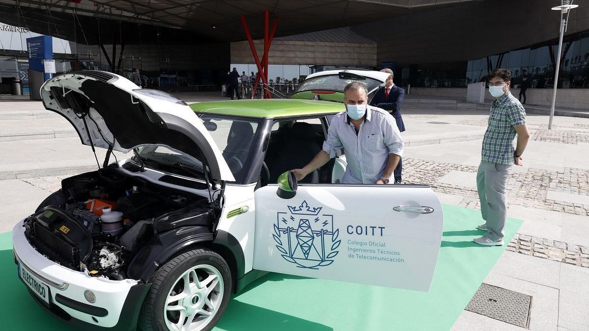 Presentación del coche eléctrico, ayer en el Palacio de Ferias.