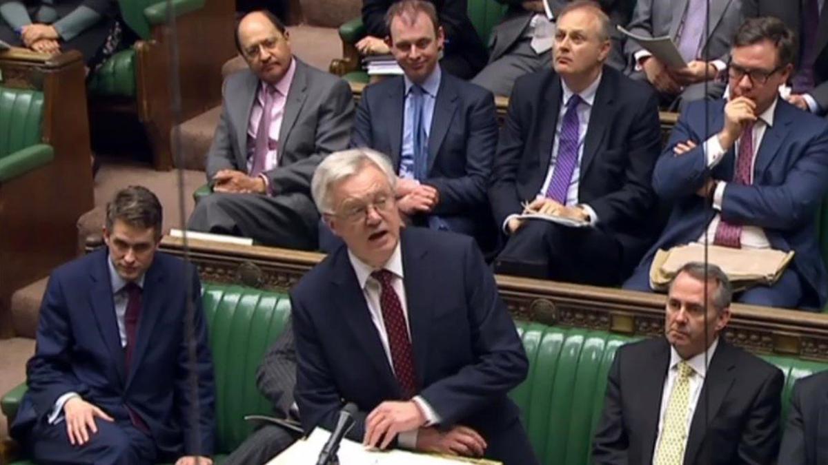 David Davis (centro), ministro para el 'brexit', abre el debate en los Comunes, este lunes.