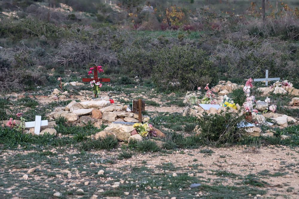 Junto al parque de Lo Albentosa de Torrevieja se extienden fosas y lápidas en una práctica no regulada