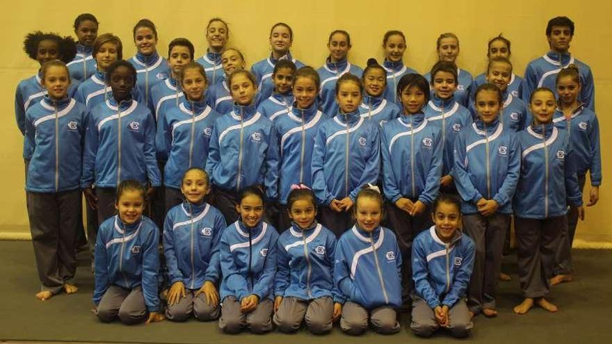 Foto de familia de los gimnastas del Flic Flac que particpan en el evento.