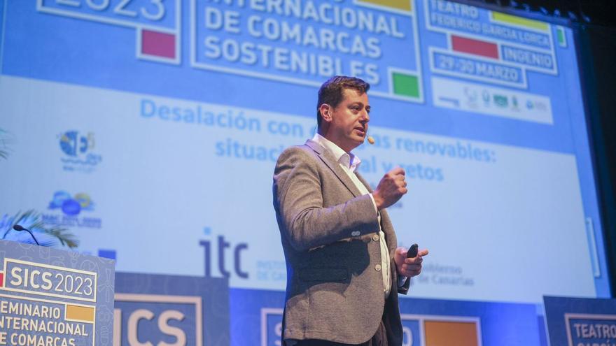 Baltasar Peñate durante su ponencia sobre la situación actual y los retos de la desalación con las energías renovables, ayer. | | JOSÉ CARLOS GUERRA
