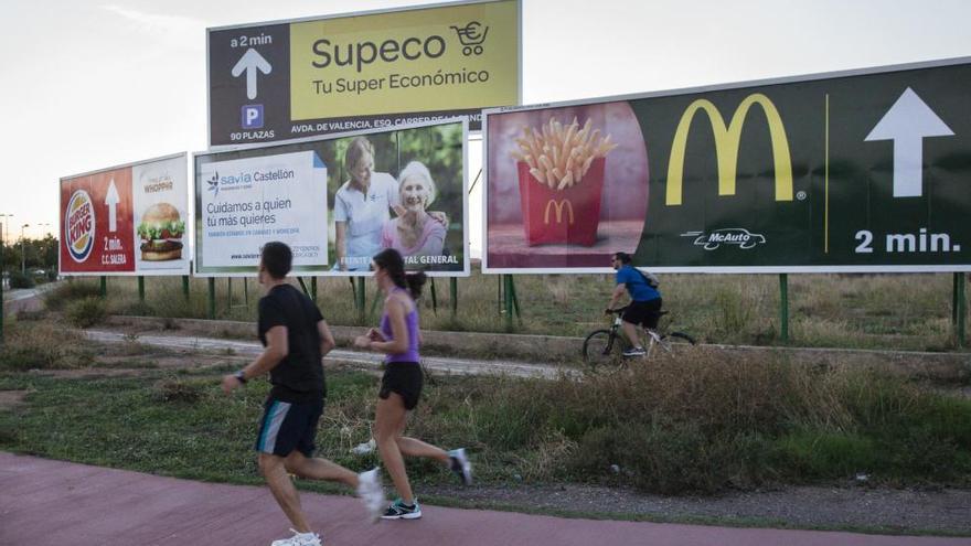 Castelló mantiene ilegales todas las vallas de publicidad desde 2001