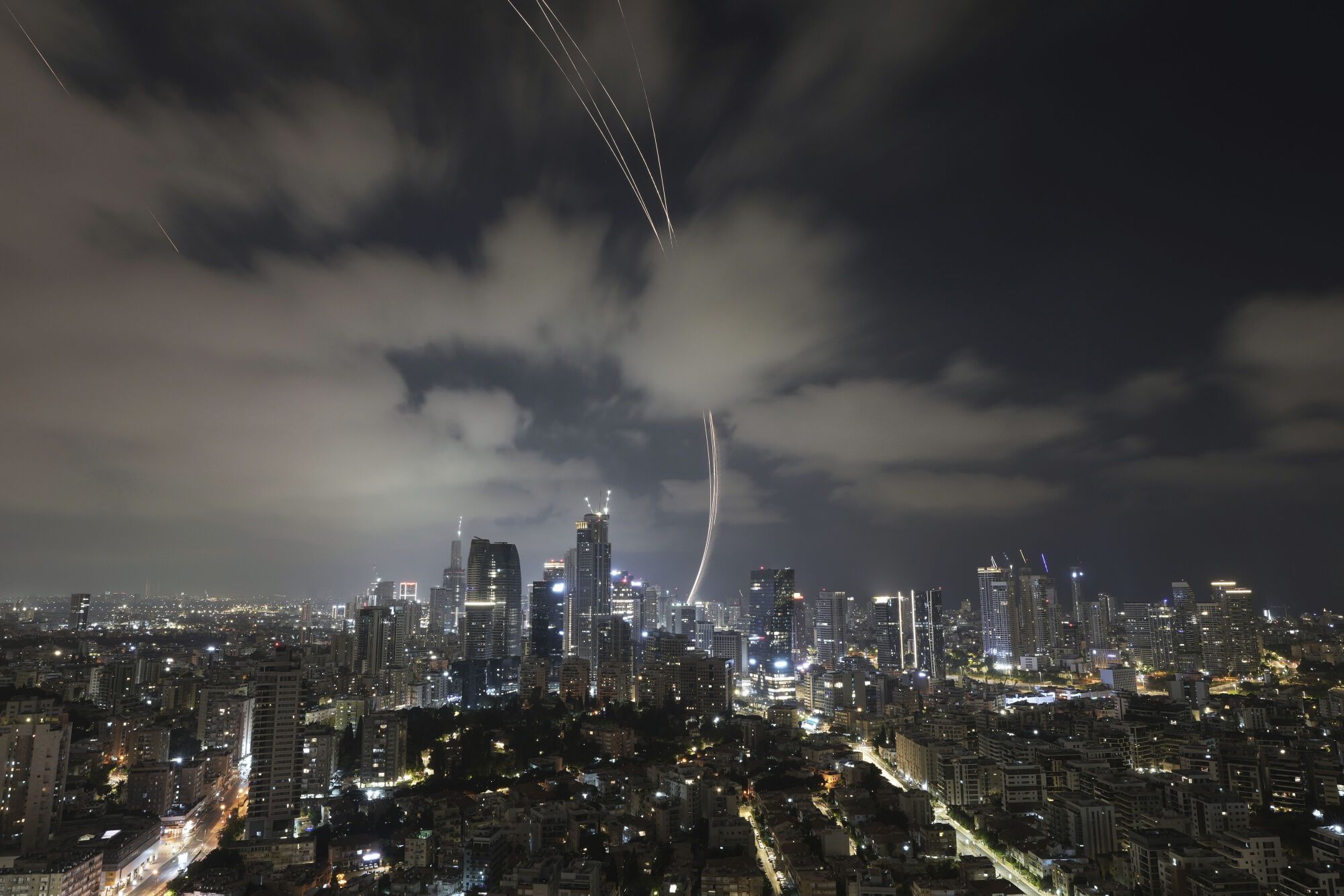 Israel's air defense system fire to intercepts missiles launched from Iran, over Tel Aviv, Israel on Sunday, June 15, 2025. (AP Photo/Oded Balilty) Associated Press / LaPresse Only italy and spain. EDITORIAL USE ONLY/ONLY ITALY AND SPAIN